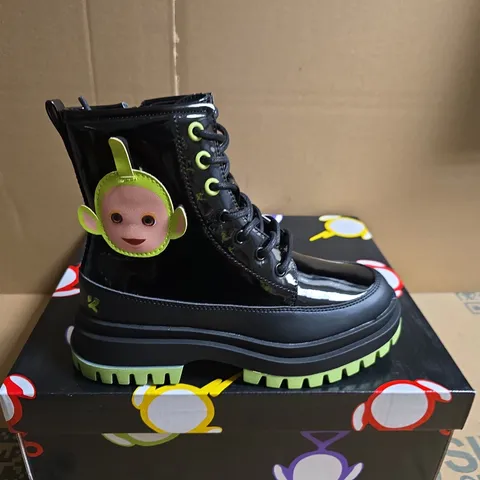 BOXED PAIR OF KOI TUBBYTRONIC KIDZ DIPSY HEAD BOOTS – UK SIZE 13