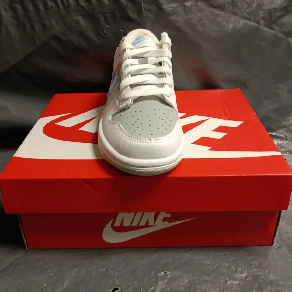 BOXED PAIR OF NIKE DUNK LOW GS GG TRAINERS IN WHITE/GREY/LIGHT BLUE SIZE UK 3
