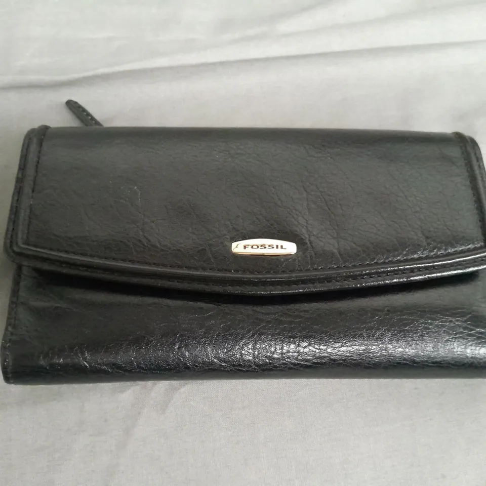 BOXED FOSSIL PURSE IN BLACK