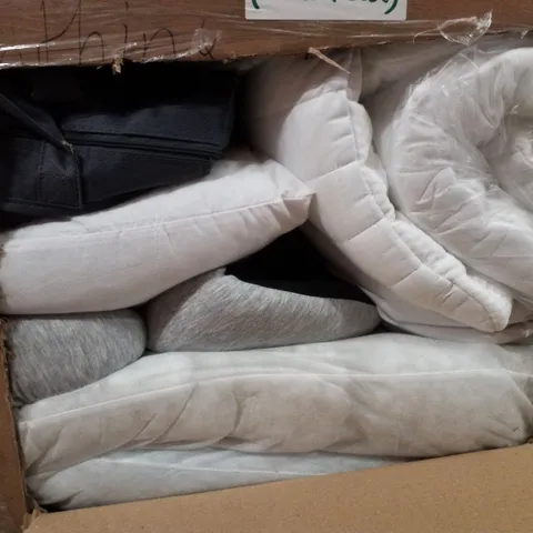 PALLET CONTAINING ASSORTED BEDDING INCLUDING PILLOWS & WEIGHTED BLANKETS