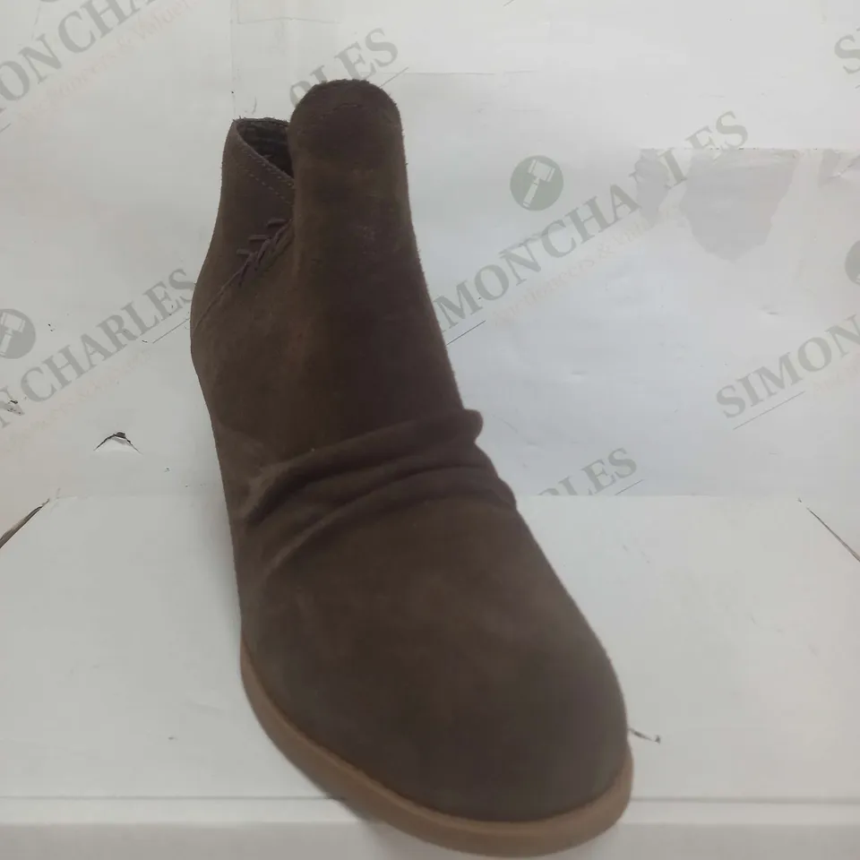 SKECHERS LADIES WATER RESISTANT SUEDE BROWN BOOTS SIZE 5