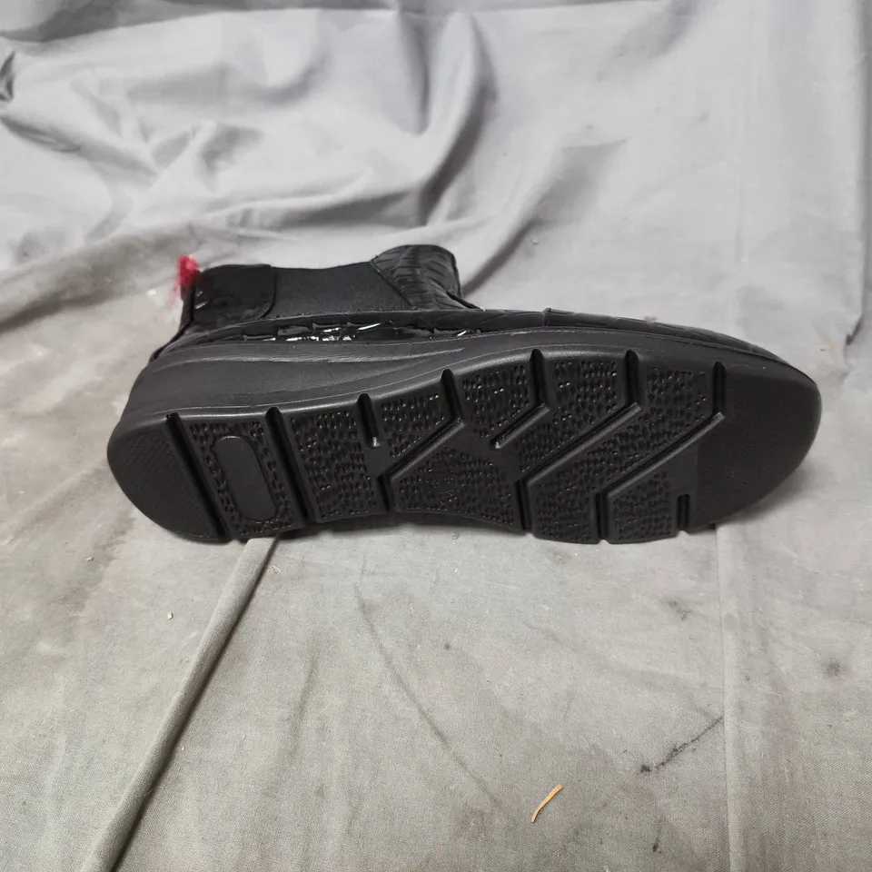 BLACK CROC-EFFECT CHELSEA BOOTS – WOMEN'S ANKLE BOOTS. UK SIZE 5.