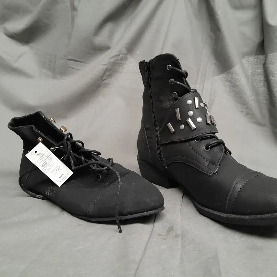 CAGE OF APPROX 50 PAIRS OF ASSORTED SHOES IN VARIOUS SIZES - COLLECTION ONLY