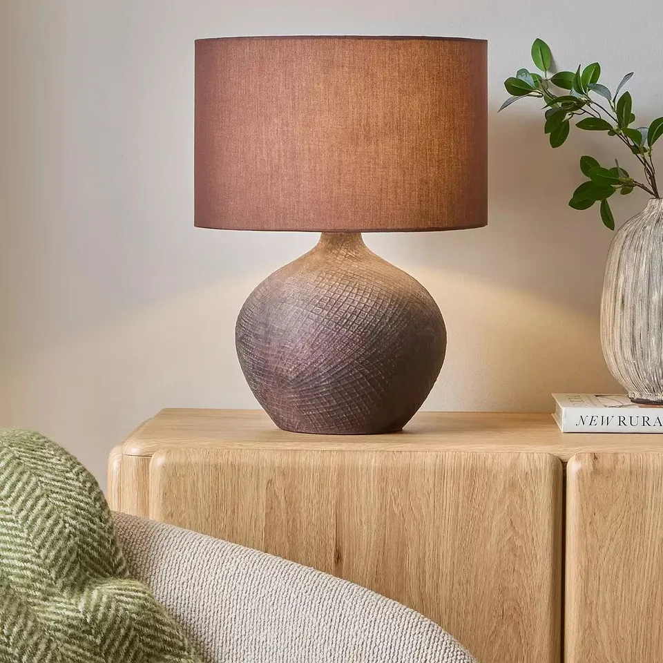 BOXED DISTRESSED SCRATCH TABLE LAMP - BROWN