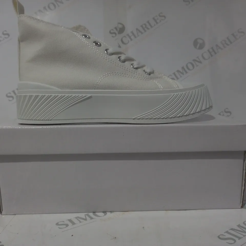 BOXED PAIR OF FASHION PLATFORM CANVAS SHOES IN OFF-WHITE EU SIZE 36