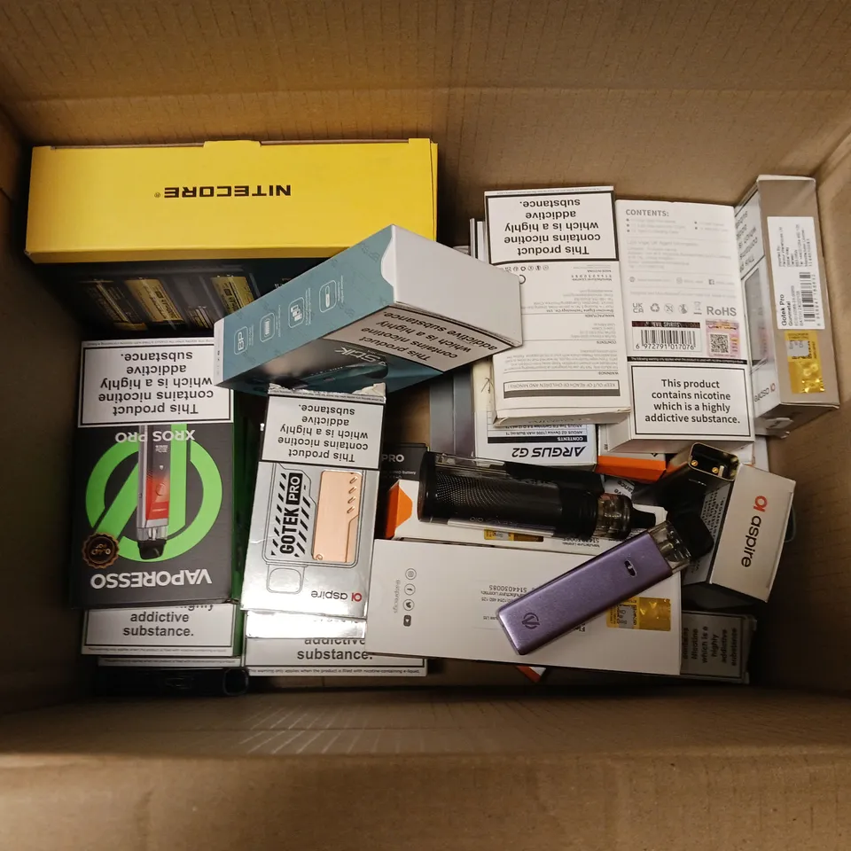 APPROXIMATELY 20 VAPES, E-CIGARETTES & ACCESSORIES TO INCLUDE VOOPOO XROS PRO, ASPIRE BP STIK, NITECORE INTELLICHARGER, ETC