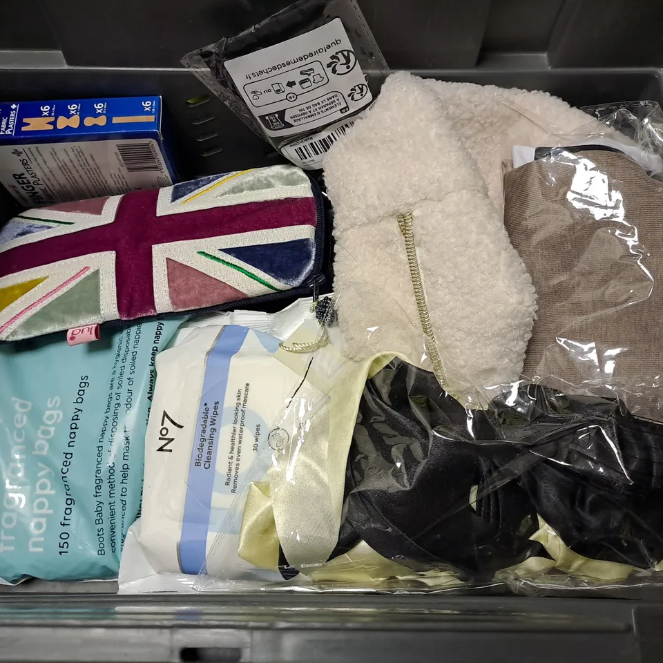 LOT OF ASSORTED HEALTH AND BEAUTY ACCESSORIES TO INCLUDE MAKE UP BRUSHES, SPONDGES AND BAGS