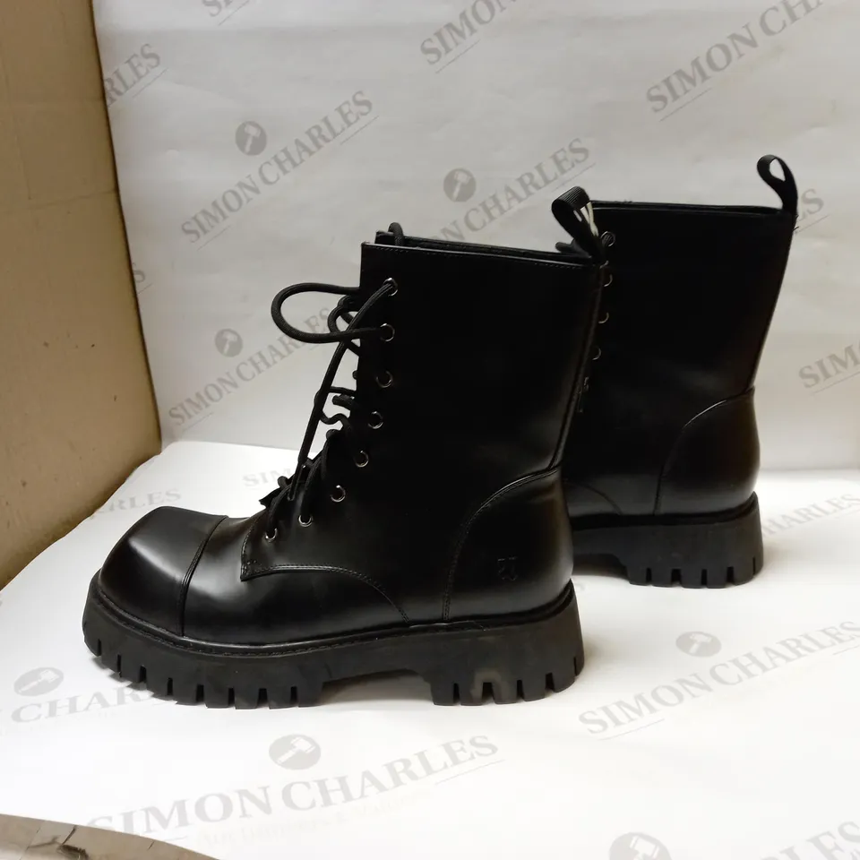 DESIGNER KOI VEGAN BLACK SQUARE TOE LACE UP BOOTS SIZE 8
