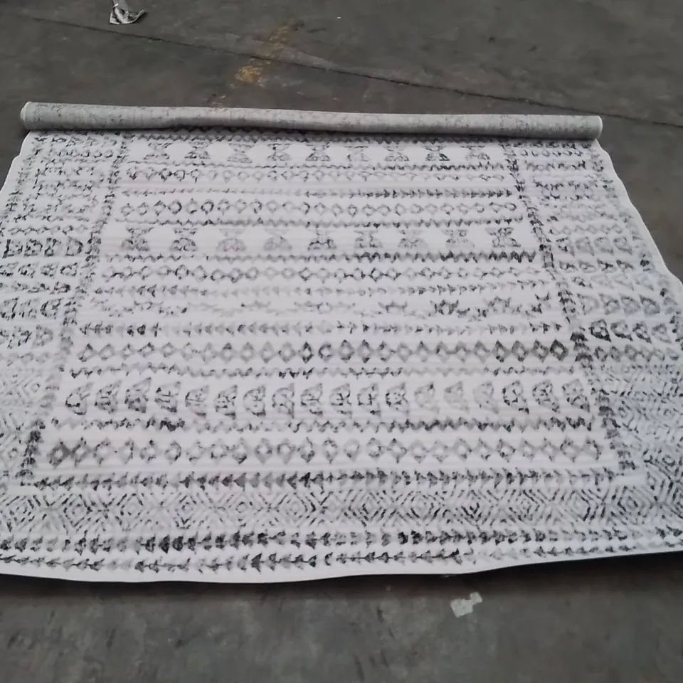 QUALITY DESIGNER AREA RUG - APPROXIMATELY 275X200CM