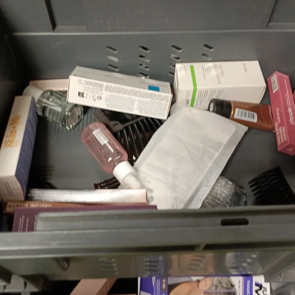 APPROXIMATEY 20 ASSORTED HEALTH AND BEAUTY PRODUCTS TO INCLUDE - INDU UNIVERSAL CREAM CLEANSER - VIKING SAVAGE BEARD BRUSH AND SENSITIVE SKIN PLASTERS