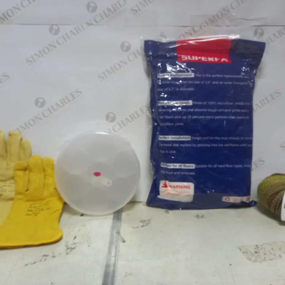 BOX OF APPROXIMATELY 9 ASSORTED ITEMS TO INCLUDE - MAYPOLE DK COTTON -SUPREME GLOVES - SLIPERFRA MOP HEADS ETC 
