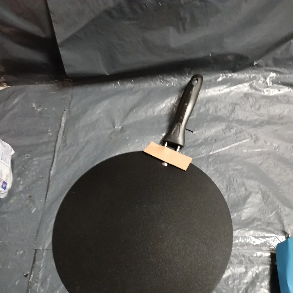 BOX OF APPROXIMATELY 20 ASSORTED HOUSEHOLD ITEMS TO INCLUDE: PIZZA TRAY AND DISPOSABLE GLOVES