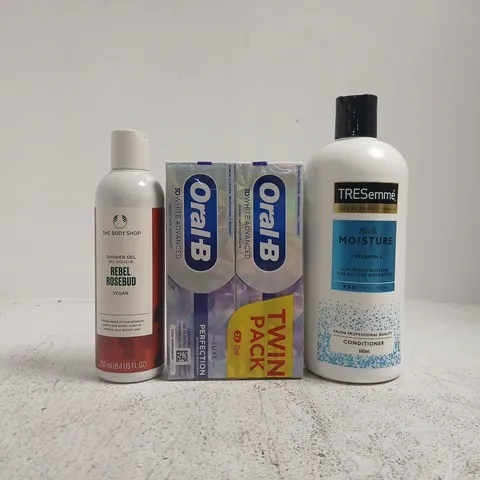 APPROXIMATELY 12 ASSORTED COSMETIC ITEMS INCLUDING VARIOUS MAKES AND BRANDS - COLLECTION ONLY