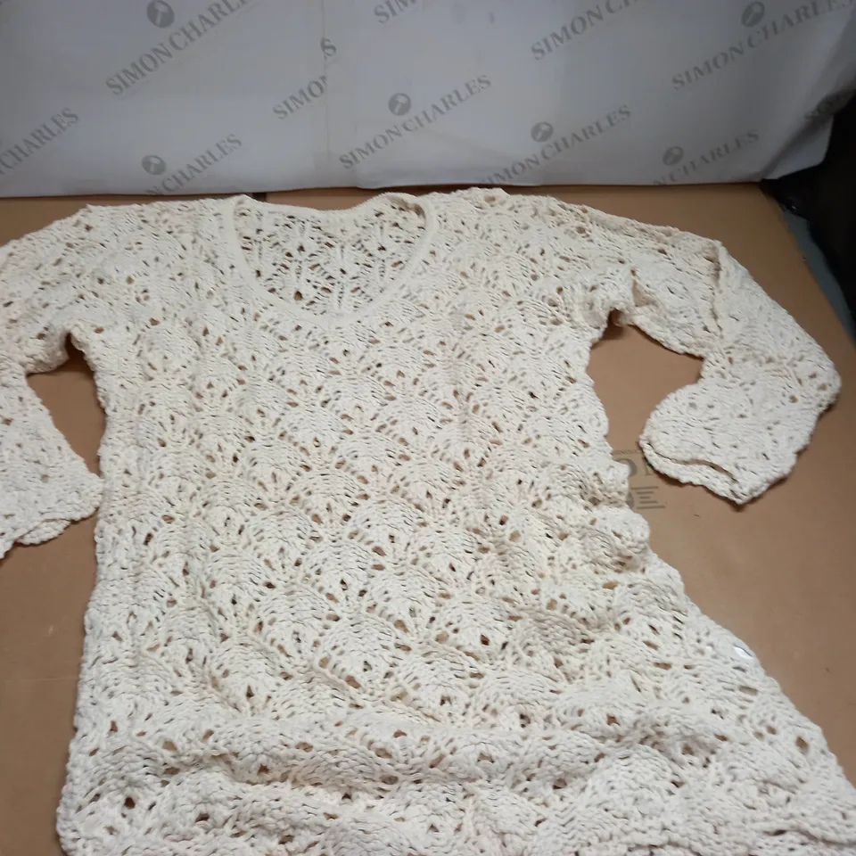 LOT OF APPROXIMATELY 20 CROCHET PULL V-NECK JUMPERS IN ECRU - SIZE UNSPECIFIED