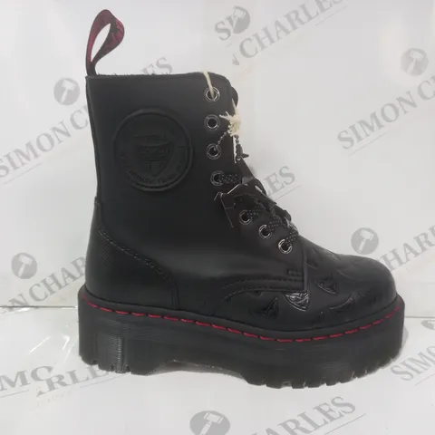 PAIR OF DR MARTENS JADON BLADE RUNNER LEATHER BOOTS IN BLACK/RED UK SIZE 4