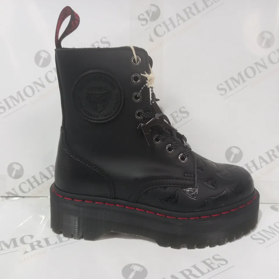PAIR OF DR MARTENS JADON BLADE RUNNER LEATHER BOOTS IN BLACK/RED UK SIZE 4