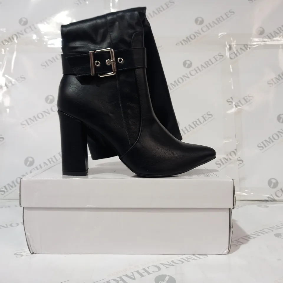 BOXED PAIR OF DESIGNER POINTED TOE BLOCK HEELS KNEE HIGH BOOTS IN BLACK EU SIZE 40