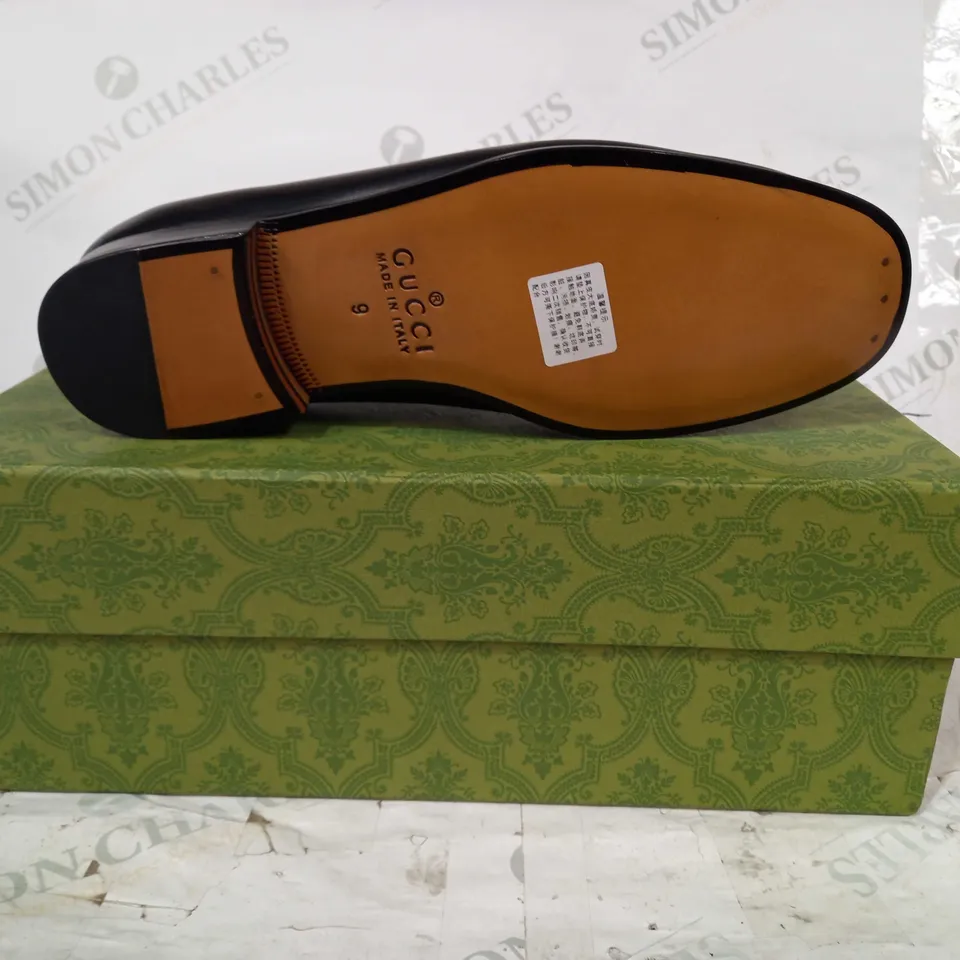 BOXED PAIR OF GUCCI SLIP-ON LEATHER SHOES IN BLACK W. SILVER EFFECT CHAIN UK SIZE 9