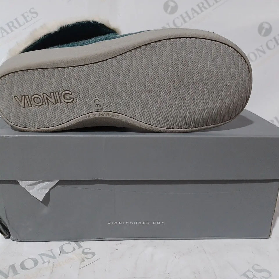 BOXED PAIR OF VIONIC BELIEVE SLIPPERS IN MINERAL SIZE 4