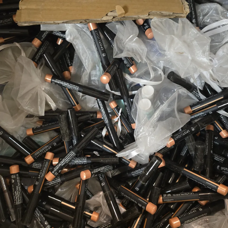 LARGE QUANTITY OF ASSORTED COSMETIC BEAUTY ITEMS TO INCLUDE HYDRATING MASK, HIGHLIGHTER PENCIL, MICELLAR WATER, ETC