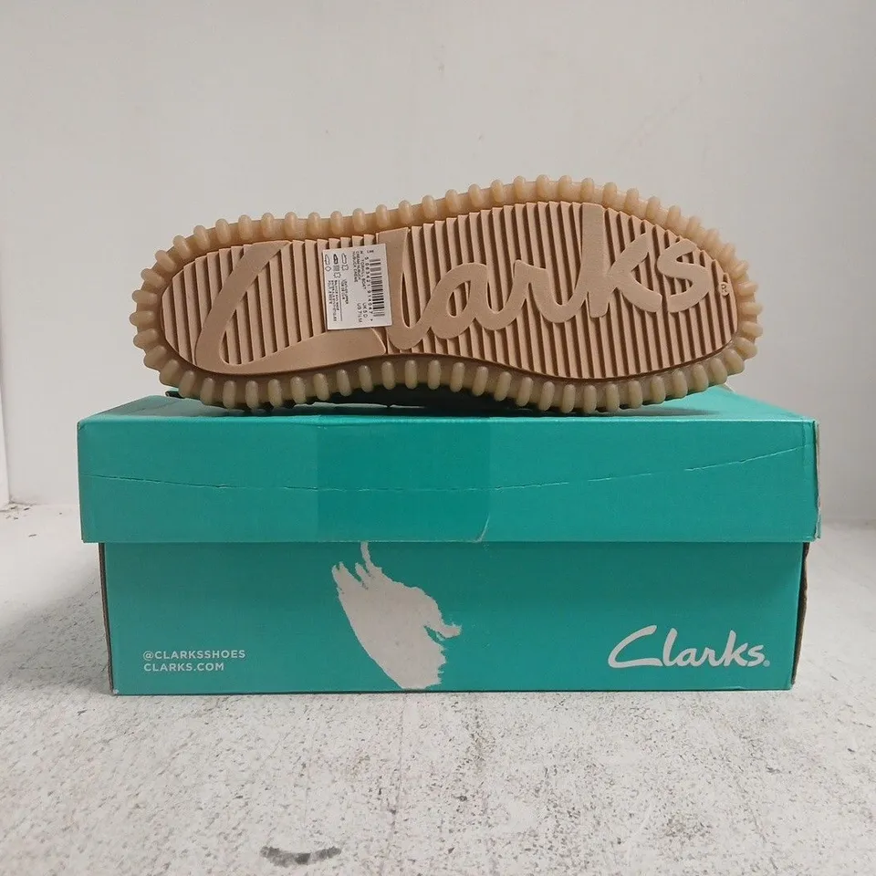 BOXED PAIR OF CLARKS TORHILL BOAT SHOES IN CREAM SIZE UK 5