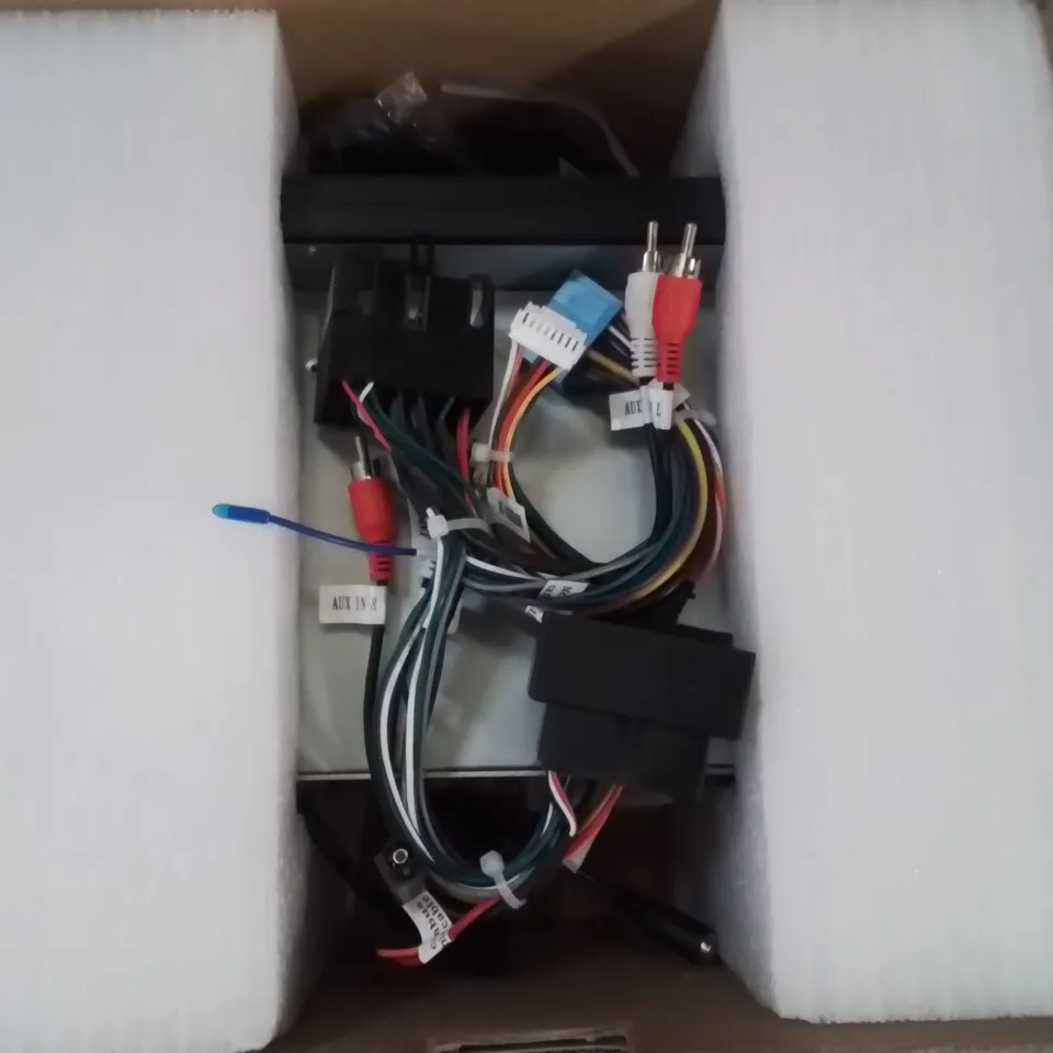 LARGE BOX CONTAINING ASSORTED CAR MULTIMEDIA SYSTEM INTERFACES // MODELS VARY