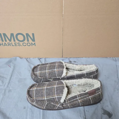 JO & JOE SLIPPERS – BROWN PLAID, UK 12