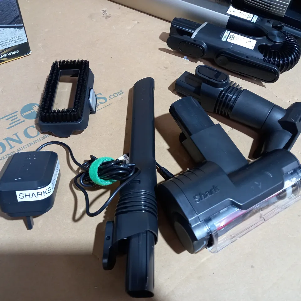 SHARK STRATOS CORDLESS VACUUM W/ANTI HAIR WRAP & CLEAN SENSE IQ IZ400UKT