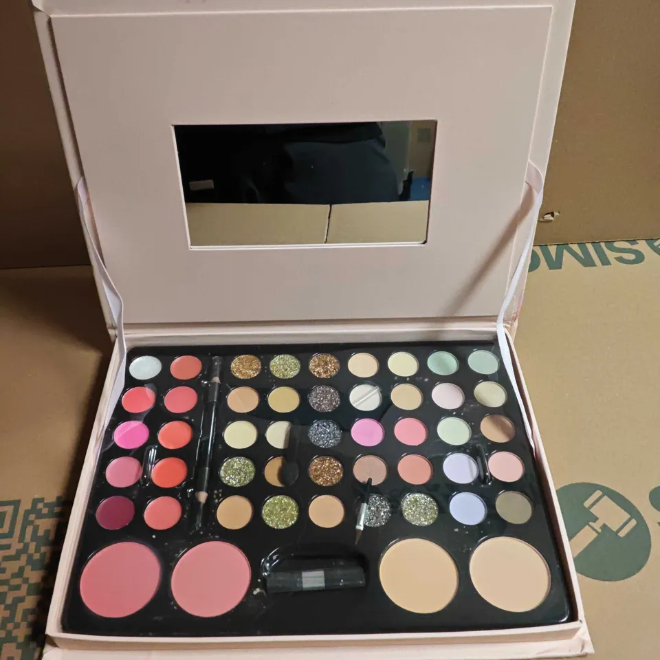 BOXED MAKE UP PALETTE