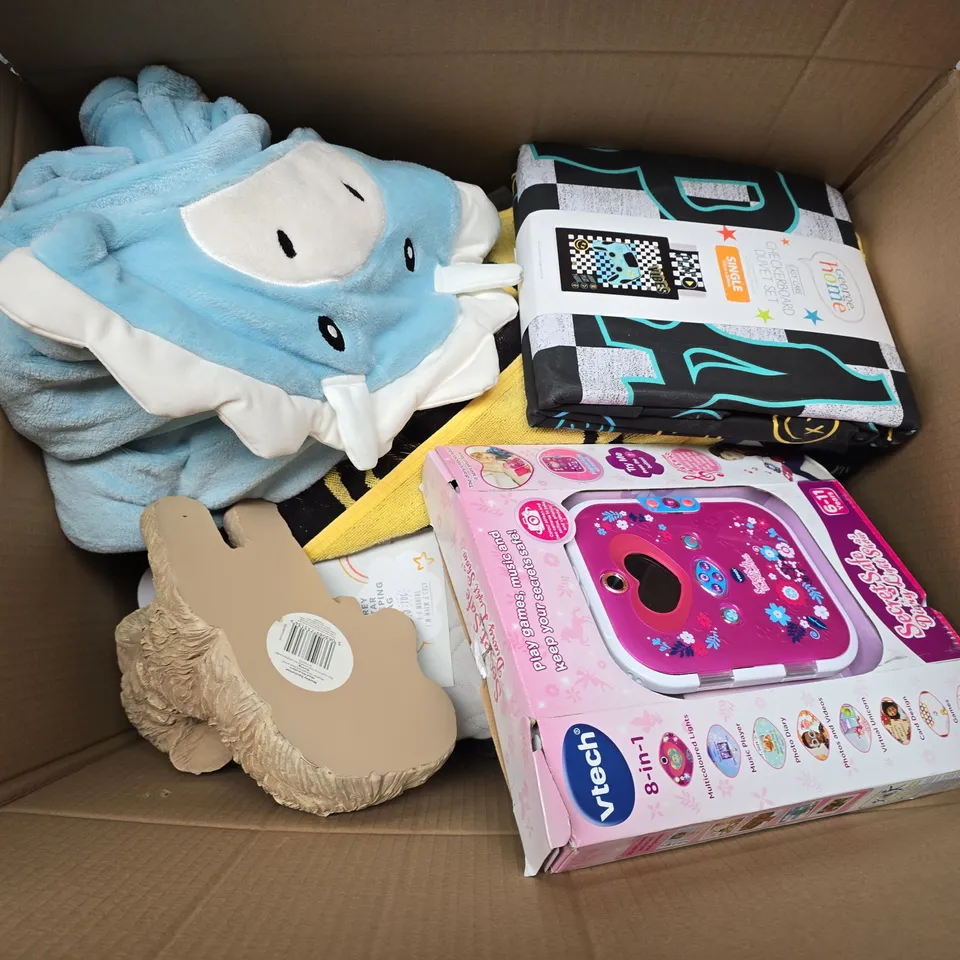 APPROXIMATELY 20 ASSORTED ITEMS TO INCLUDE DOG ORNAMENT, EASY CARE DUVET SET, GREY STAR SLEEPING BAG, ETC
