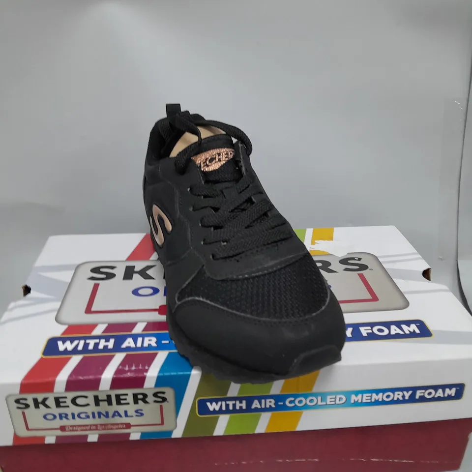 BOXED PAIR OF SKECHERS TRAINERS BLACK SIZE 6 