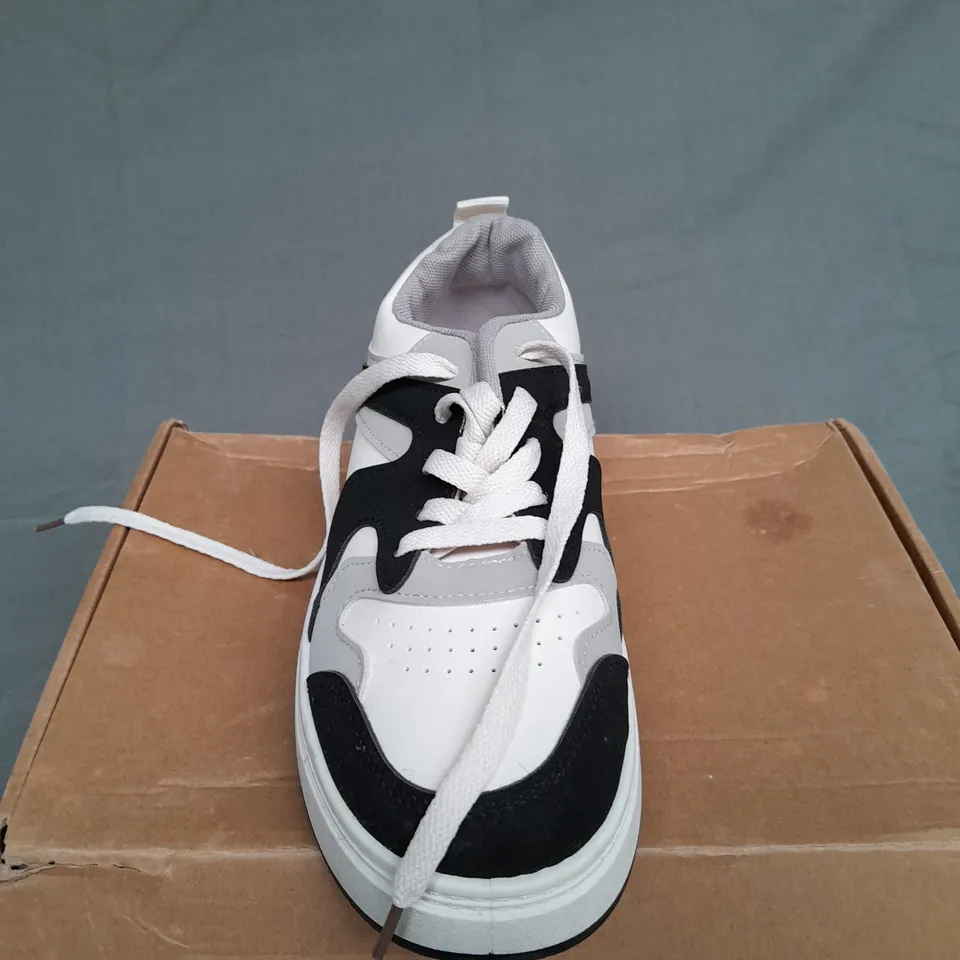 BOXED PAIR OF UNBRANDED LOW TRAINERS IN GREY/WHITE/NAVY SIZE 40