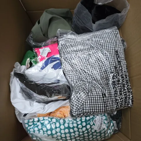 APPROX 20 ASSORTED CLOTHING ITEMS TO INCLUDE T-SHIRTS, DRESSES, SHORTS ETC