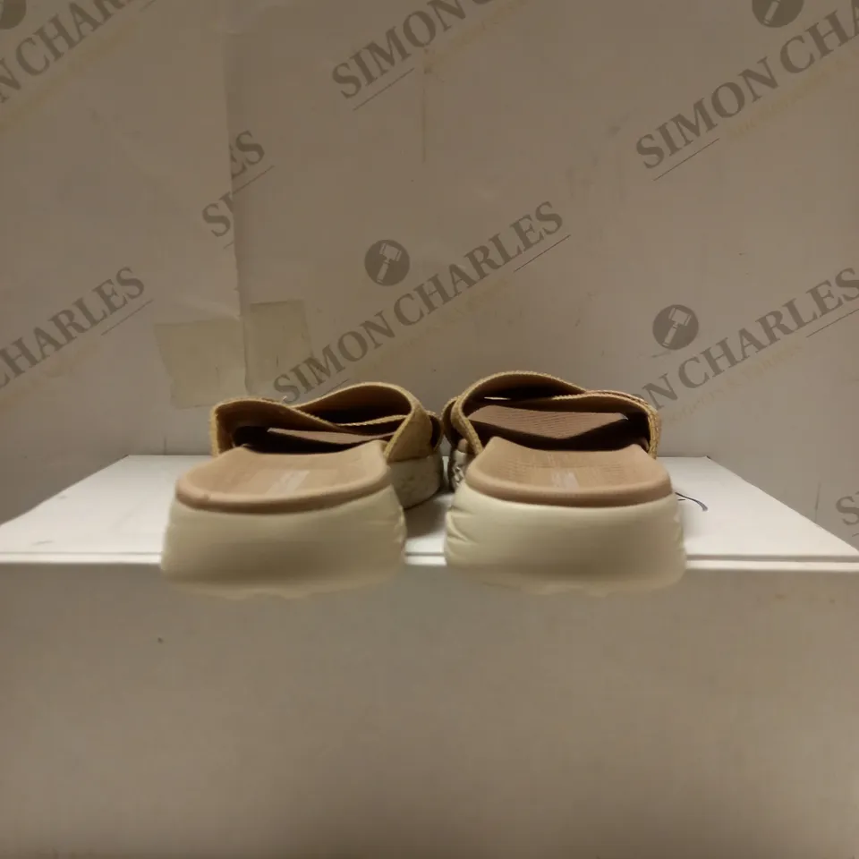 BOXED PAIR OF SKECHERS ON THE GO 600 STRETCH FIT CROSS BAND SLIDE ROSE GOLD SANDALS - SIZE 6
