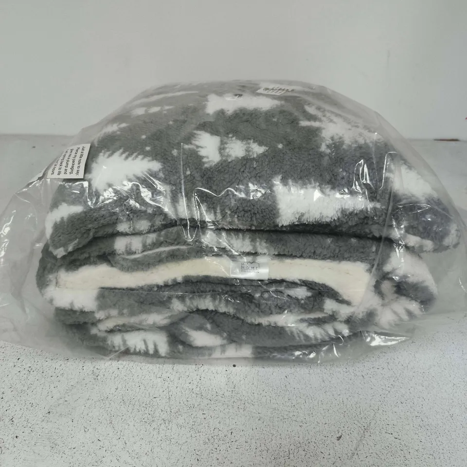 BAGGED AT HOME COLLECTION CHRISTMAS TREE THEMED SOFT FLEECE THROW & PILLOW IN GREY