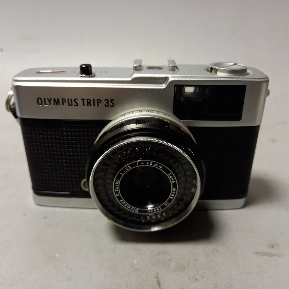OLYMPUS TRIP 35 CAMERA WITH MIRANDA 28MM MACRO LENS, MULTI DEDICATED 700CD FLASH AND ADAPTERS IN CARRY BAG