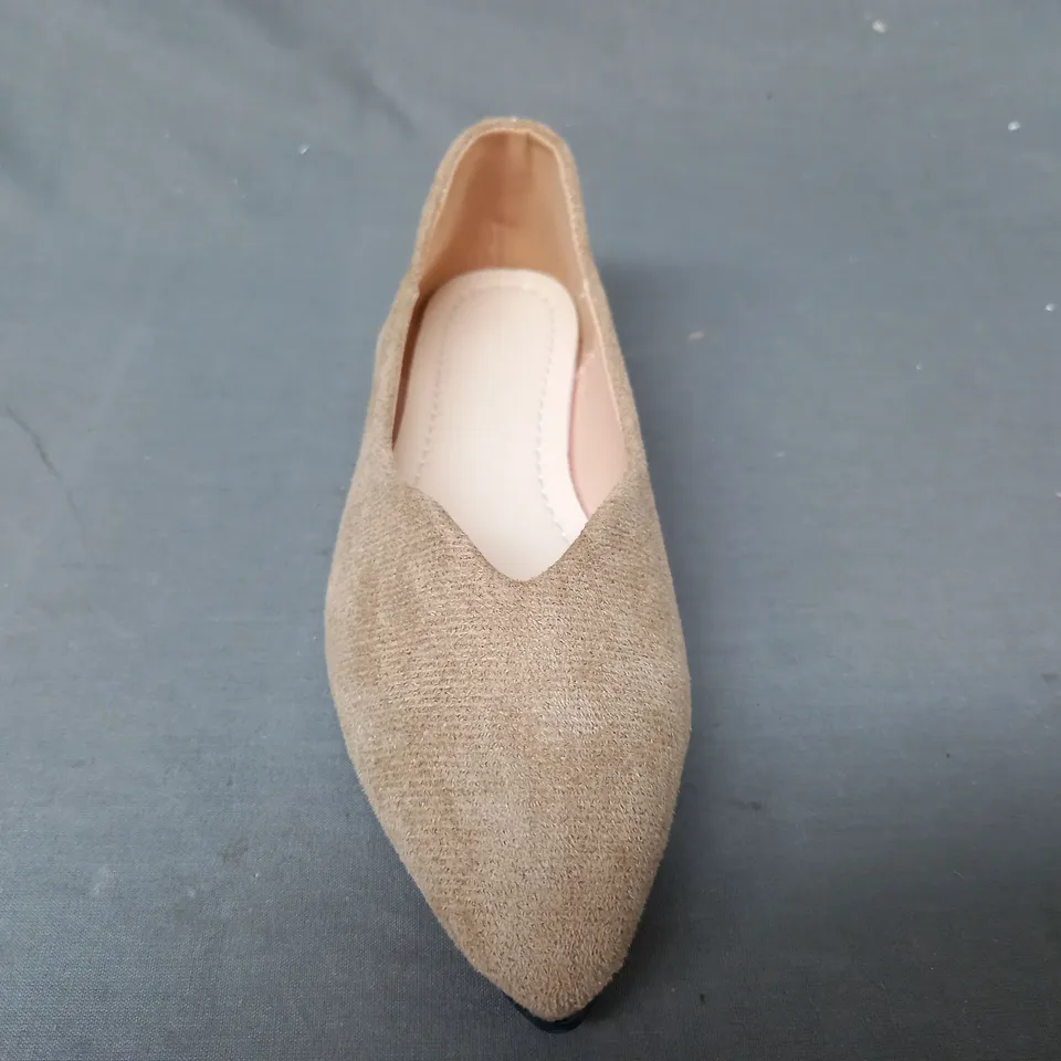 BOXED PAIR OF DESIGNER FLAT SLIP-ON SHOES IN TAN EU SIZE 36