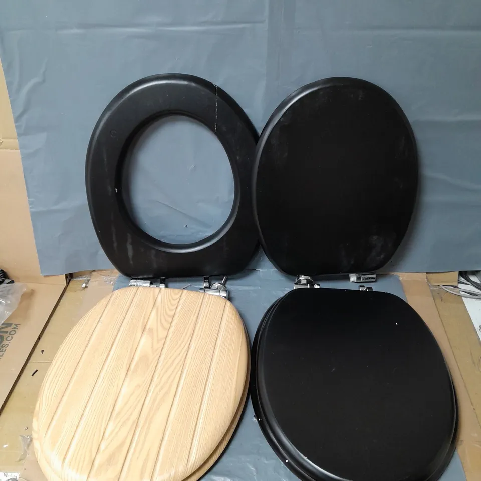 APPROXIMATELY 5 TOILET SEATS BLACK AND WOODEN 