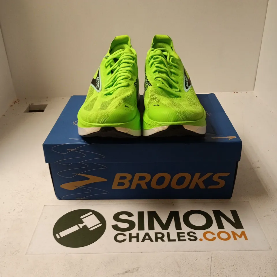 BOXED PAIR OF BROOKS HYPERION MAX 3 TRAINERS IN GREEN - UK 11
