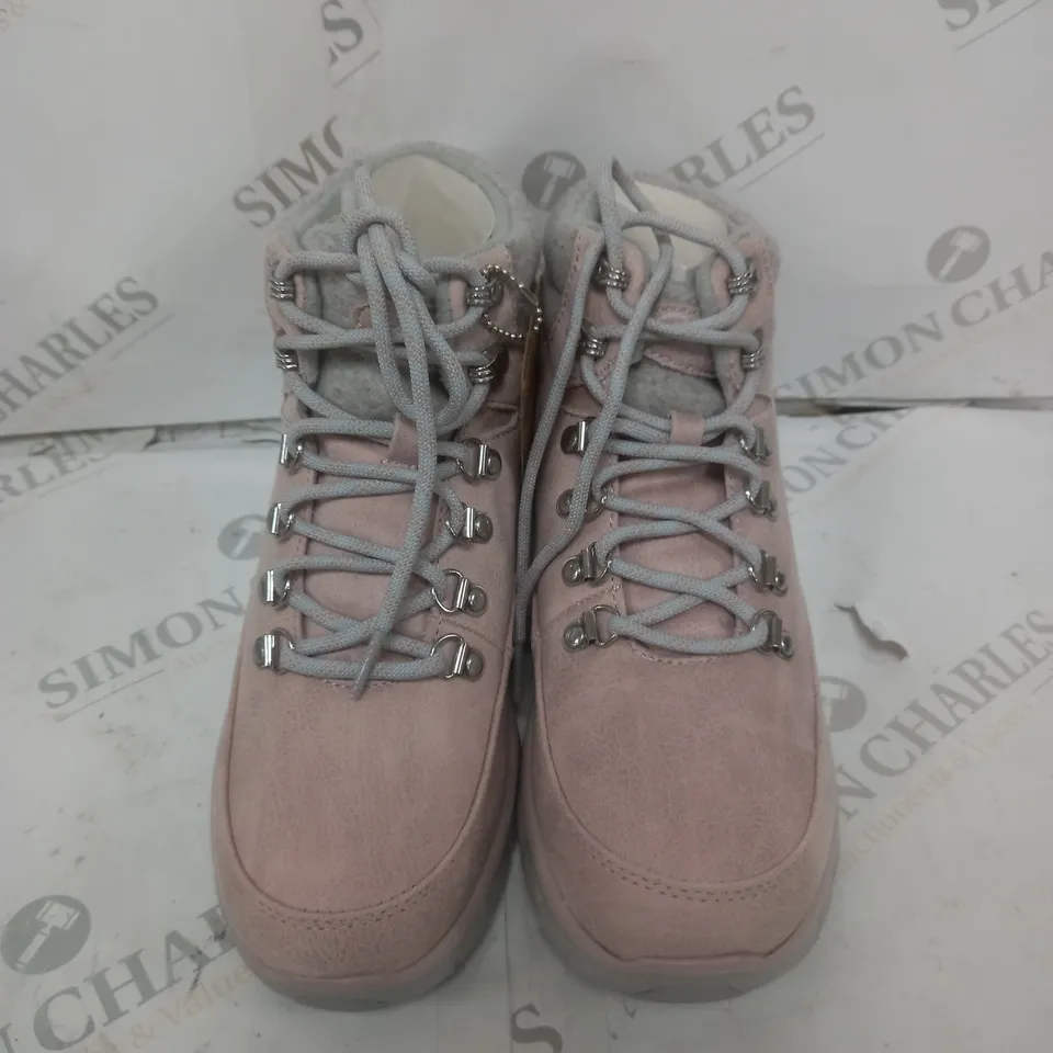 BOXED SKETCHERS WARM LACED BOOT BLUSH PINK SIZE 5