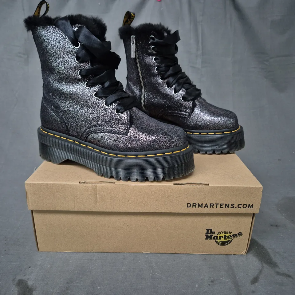 BOXED PAIR OF DR MARTENS JADON ANKLE BOOTS IN BLACK/SILVER W. GLITTER EFFECT UK SIZE 4