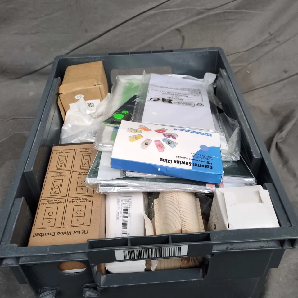 APPROXIMATELY 15 ASSORTED HOUSEHOLD ITEMS TO INCLUDE TABLET COVERS , DEWING CLIPS , ETC 