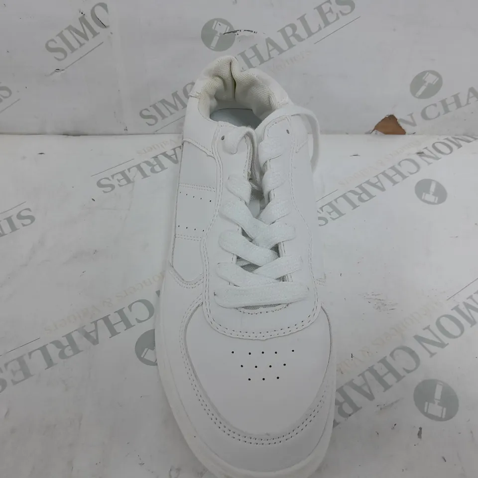 PAIR OF BENETTON LOWS IN WHITE - EU 40