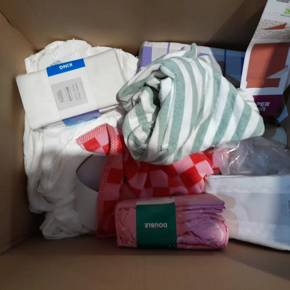 BOX OF APPROXIMATELY 10 ASSORTED BEDDING AND SOFT FURNISHING ITEMS TO INCLUDE - SHOWER CURTAINS - DUVET SETS - FITTED SHEET ETC. 