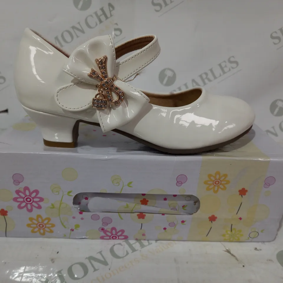 BOXED PAIR OF JIADUOWANG LOW HEEL SHOES IN WHTIE W. JEWEL EFFECT EU SIZE 34
