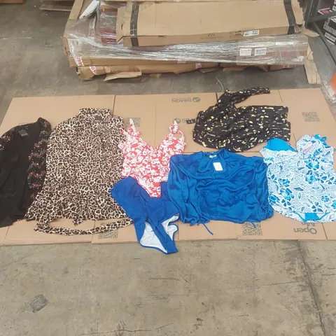 PALLET CONTAINING APPROXIMATELY 500x BRAND NEW ASSORTED DESIGNER CLOTHING ITEMS INCLUDING: JD WILLIAMS TOPS, SIMPLY BE DRESSES, TOPS, MAGISCULPT BATHING SUIT ECT