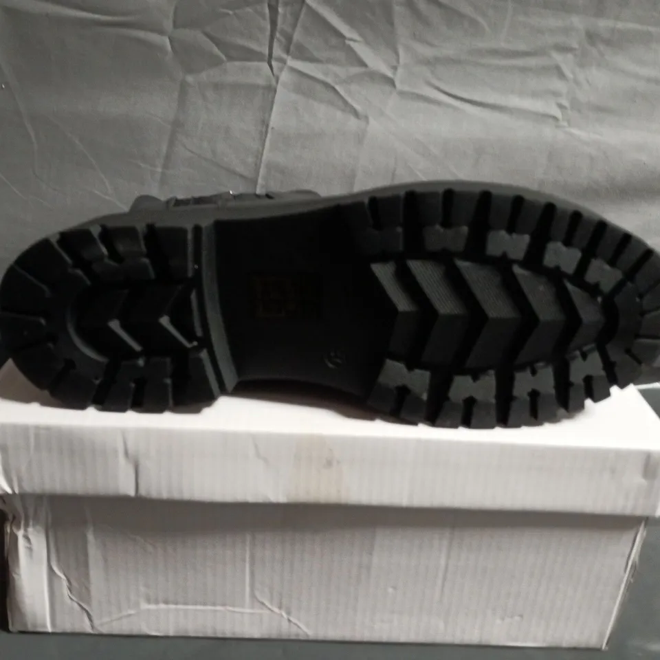 BLACK LEATHER ANKLE BOOTS WITH SIDE ZIP AND LUG SOLE - SIZE 37