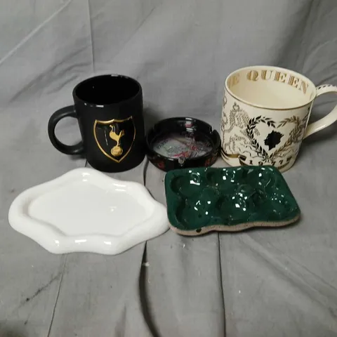 APPROXIMATELY 5 ASSORTED FRAGILE HOUSEHOLD ITEMS TO INCLUDE TOTTENHAM HOTSPUR MUG, PARIS ASH TRAY, MUG, ETC - COLLECTION ONLY