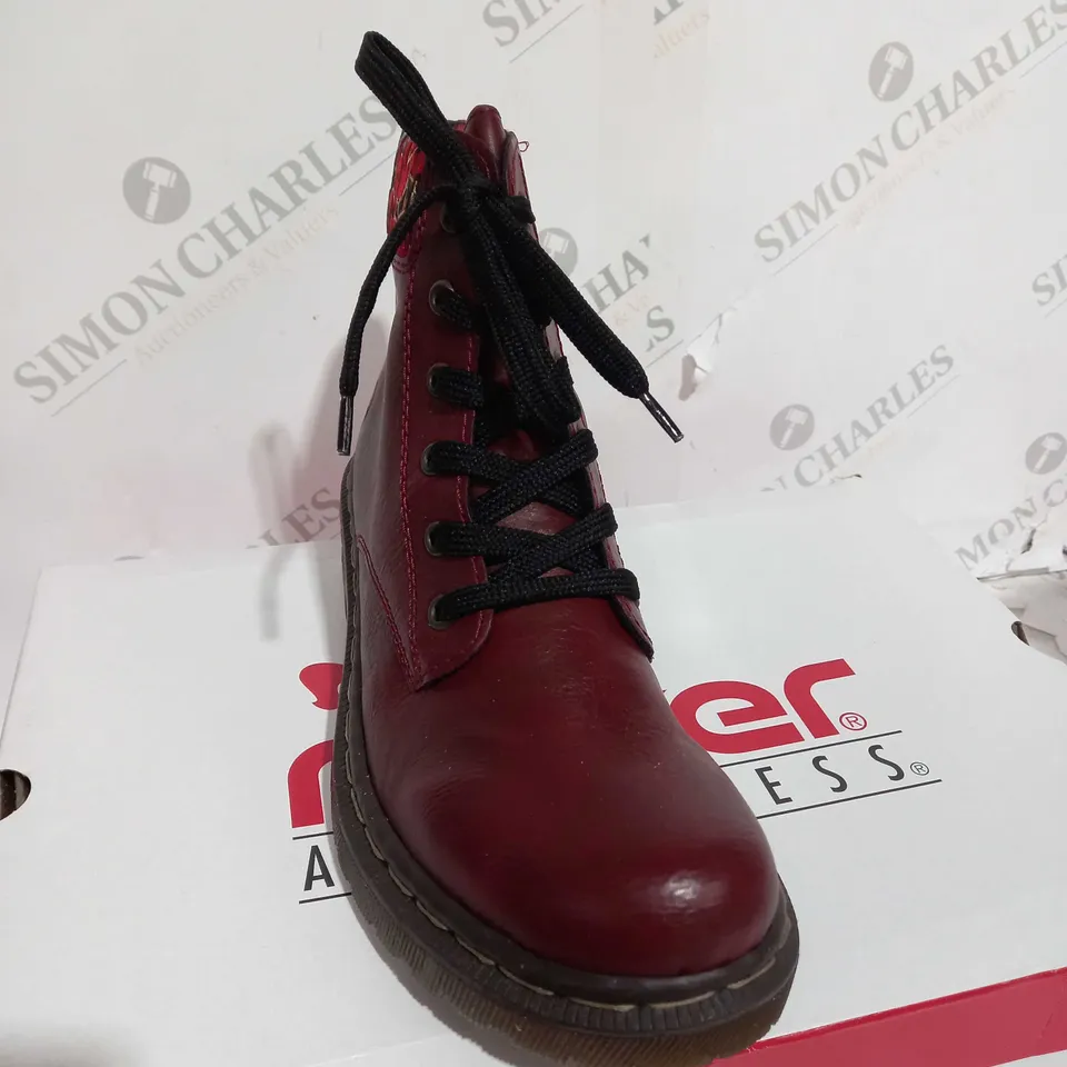 BOXED PAIR OF RIEKER RED INTEREST COLOUR BOOT SIZE 6 