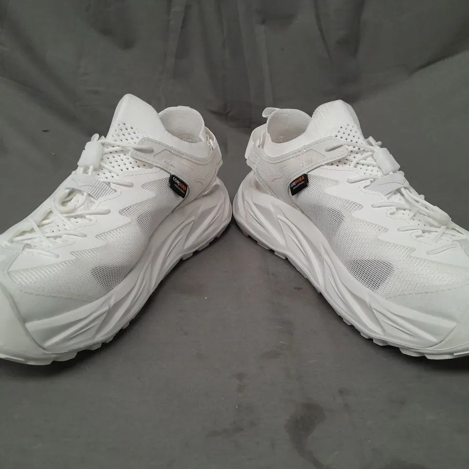 PAIR OF HOKA HOPARA 2 SHOES IN OFF-WHITE UK SIZE 9.5